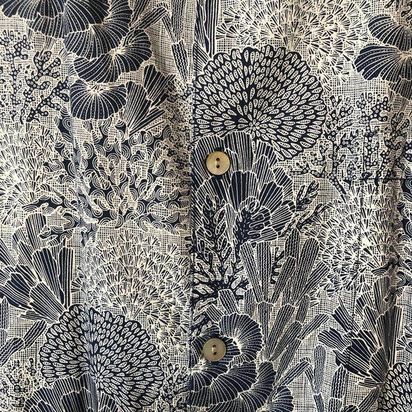 Tori Richard’s•short sleeve button down•large•blue & white floral•cotton lawn - Picture 10 of 10